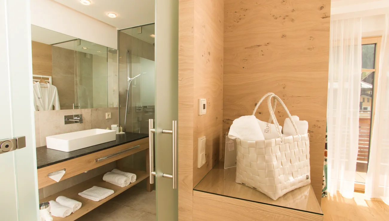 Badezimmer Doppelzimmer „Deluxe“ im Hotel das Neuhaus in Saalbach